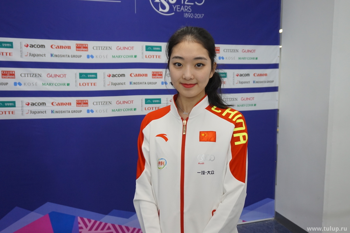 李子君 (Li Zijun) с сотрясом после произвольной программы нашла силы улыбнуться для снимка