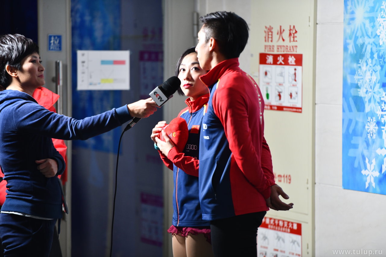 Wenjing Sui — Cong Han дают интервью центральному телевидению